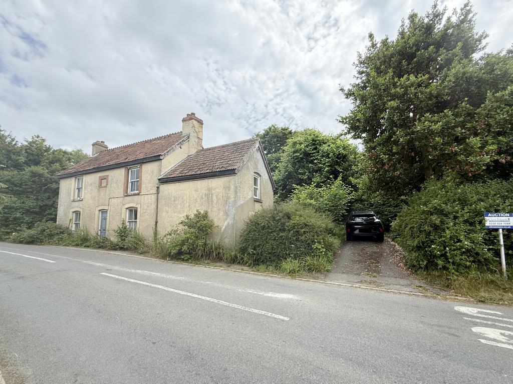 Lot: 65 - DETACHED THREE-BEDROOM COTTAGE FOR IMPROVEMENT WITH PLANNING FOR EXTENSION - General view of the front of Hollytree Cottage